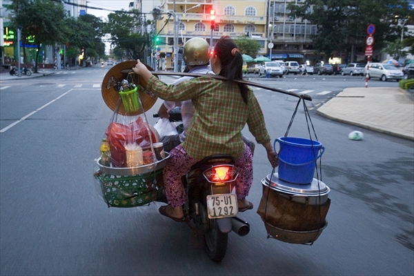 ちょっと積み過ぎじゃないですか？　タイで活躍中の原付バイク「カブ」の使われ方が想像の斜め上だった006